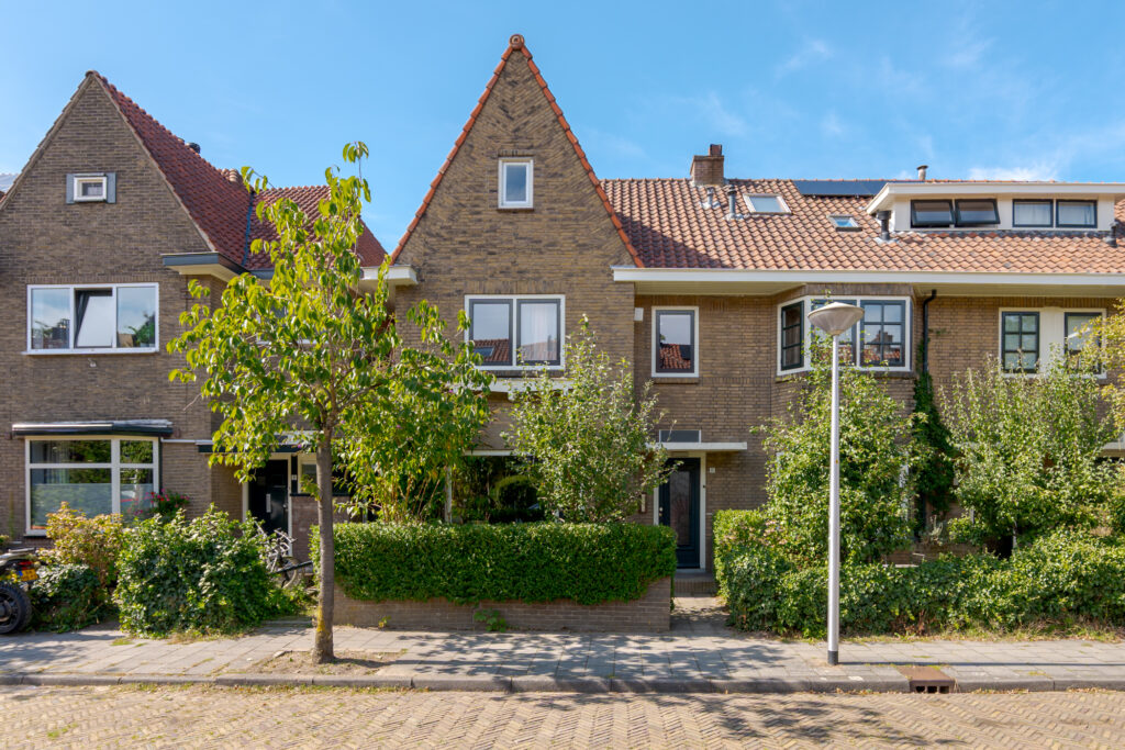 Jaren 30 woning met puntgevel in Stationsbuurt Zwolle